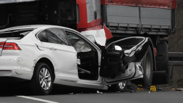 Izletio na suprotni trak jer je u ne&scaron;to udario?