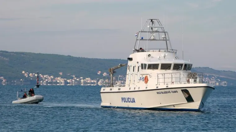 Gumenjak pronađen nasukan na otočiću, dignuti i dronovi