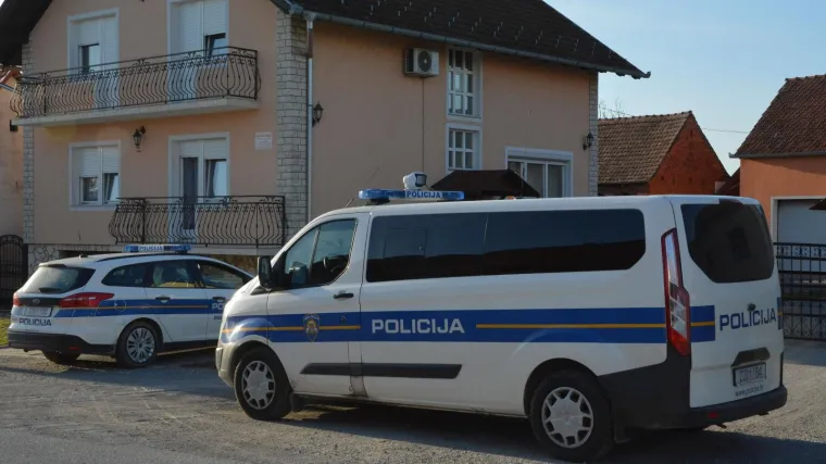 Udario čovjeka &scaron;akom u glavu. Nakon &scaron;to je ovaj pao u nesvijest, udario ga nogom