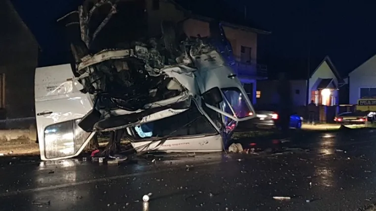 Bračni par ispao iz vozila, 19-godi&scaron;nja trudnica bori se za život