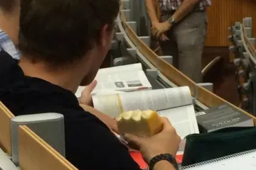 OPIČENI STUDENTI I NJIHOVE LUDE IDEJE: I onda kažu da je studentski život težak... Profesori, preskočite ovu galeriju!