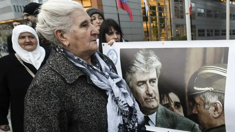 Policija je zatražila uklanjanje transparenta zbog usporedbe s Hitlerom