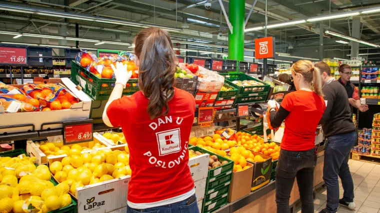 Cijela Uprava Kauflanda slaže police