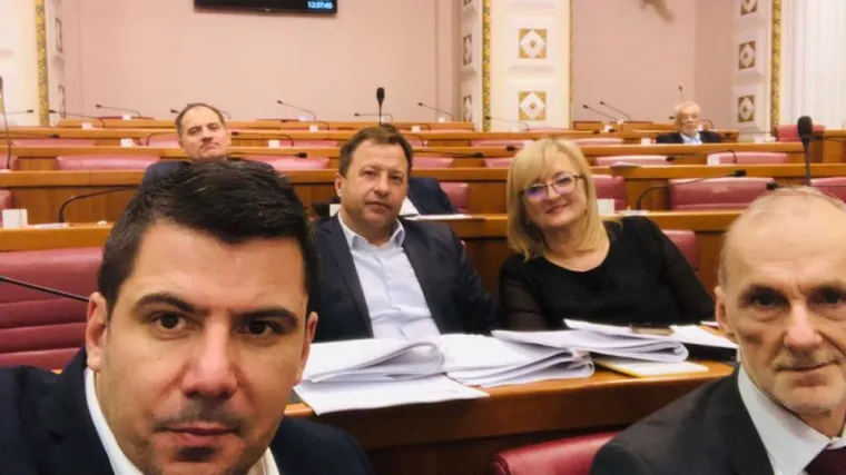 Simpatizeri Mosta do&scaron;li podržati svoje zastupnike: Već skoro 30 sati 'brane' svojih 888 amandmana