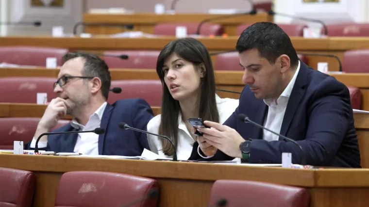 Uporni mostovci: 'Branite stranačke kese, a ne interese naroda'