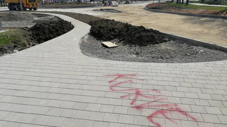 Uređenje ulice jo&scaron; nije dovr&scaron;eno, a vandali već navalili: Nogostup i&scaron;aran sprejem, napisali 'k***e'