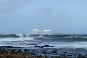 Kruzeru otkazao motor usred nemirnog mora, evakuacija 1300 putnika je u tijeku