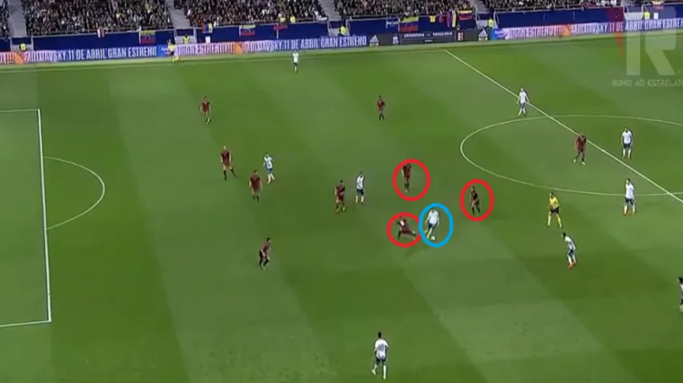 Pogledajte majstoriju kojom je sru&scaron;io trojicu i namjestio čistu priliku koju je suigrač proma&scaron;io