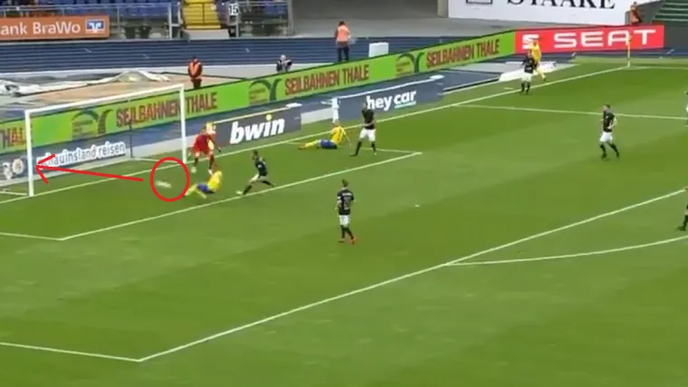 Igrač promašio prazan gol s pola metra, a ono što se dogodilo nakon toga još je luđe!