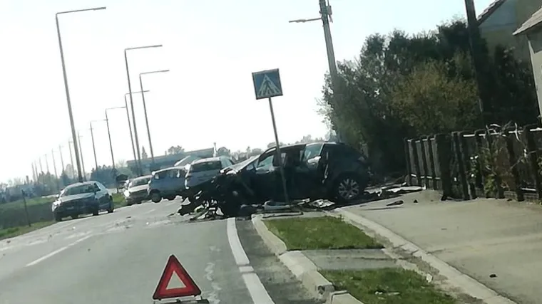 Kr&scaron; i lom na cesti: Vozač sletio s kolnika i udario u betonske ograde