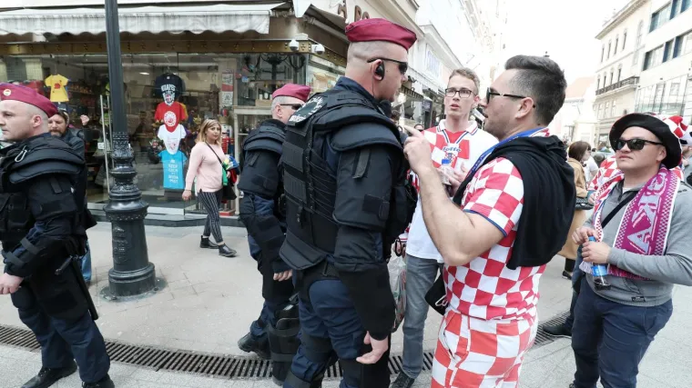VIDEO Policija spriječila incident: Kroz skupinu hrvatskih navijača pro&scaron;etao sa srpskom zastavom