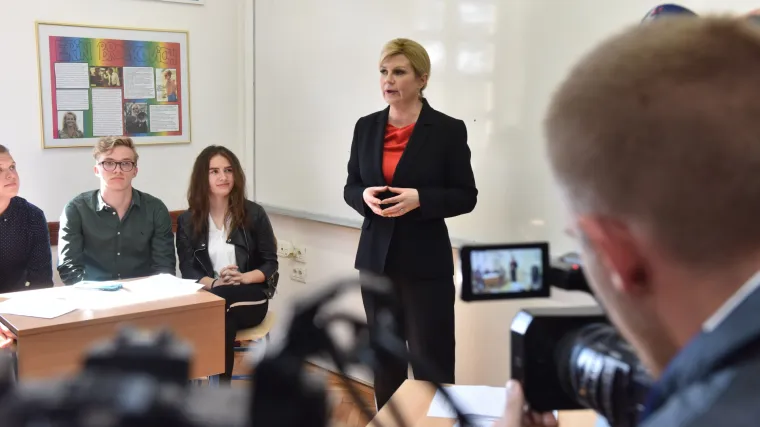 Pogledajte kako je predsjednica reagirala na pitanje učenice za&scaron;to nije preselila Ured s Pantovčaka