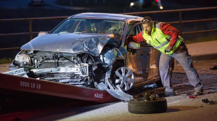 U frontalnom sudaru dvaju vozila ozlijeđeno 6 osoba, jedna kritično