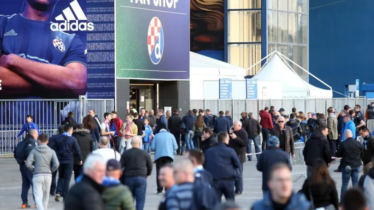 Stadion se raspada, veliki komad stakla pao je u blizini ljudi