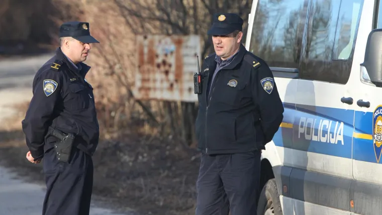 Dvojica uhićena, a ostali se razbježali nakon &scaron;to su zaustavili automobil BiH oznaka