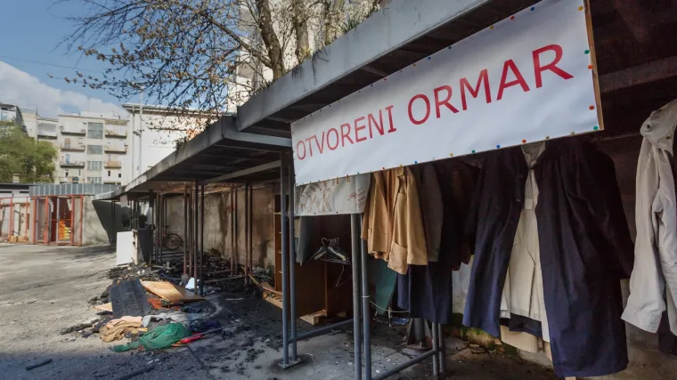 Otvoreni ormar opet otvoren, ali: Tko je i zašto zapalio ormar s odjećom za siromašne i beskućnike?