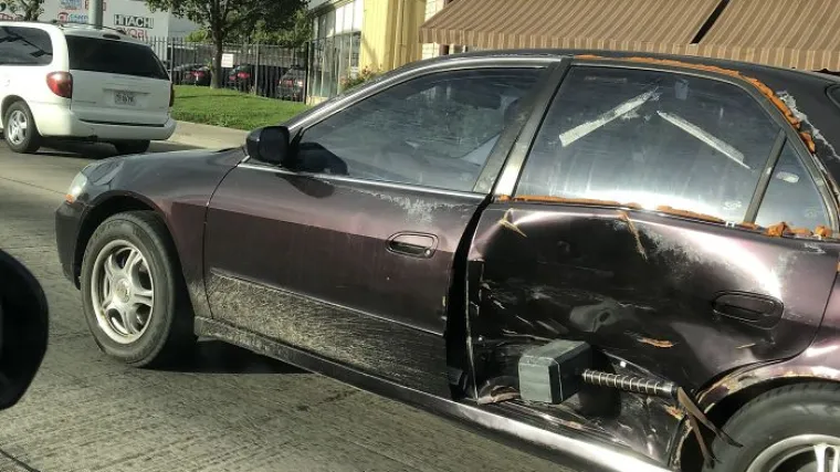 SLUPALI AUTO, A NISU IMALI LOVE ZA POPRAVAK: Što će jadni, odlučili sami pokrpati štetu pa napravili super fore