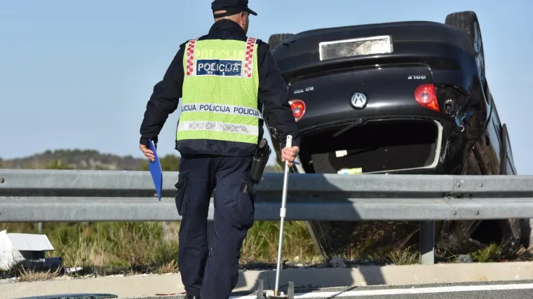 Troje ljudi ozlijeđeno, očevici kažu: 'Čini se da je netko zaspao za volanom'