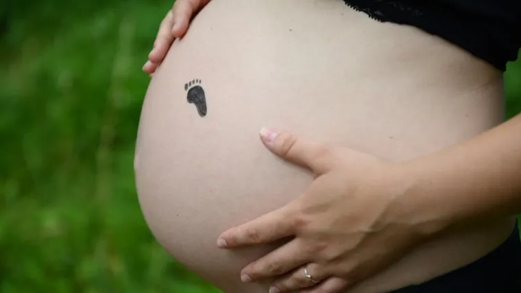 Smijemo li se tetovirati u trudnoći ili je mudrije pričekati 9 mjeseci?