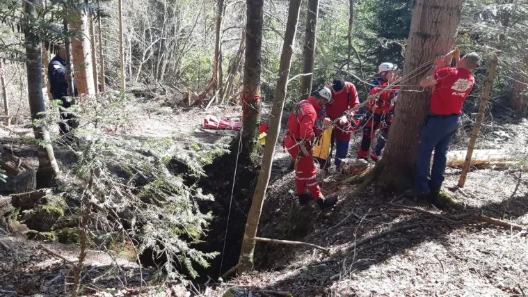 HGSS-ovci PRONA&Scaron;LI TIJELO U NEISTRAŽENOJ JAMI DUBOKOJ 70 METARA: 'Nas osmero se spustilo, ali nije davao znakove života'