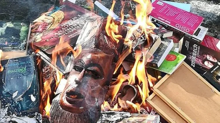 NIJE PRVI APRIL: Svećenici palili knjige za gre&scaron;nike, među hrpom bili Hello Kitty i Harry Potter