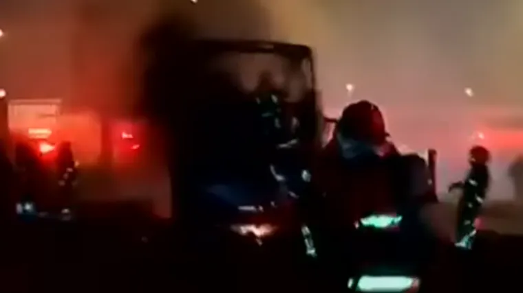 Zapalio se autobus, najmanje 20 ljudi poginulo: 'Čini se da su prevozili gorivo. Kaznit ćemo vlasnike'