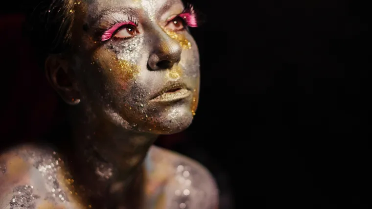 Je Veux: 'Girlfriend' najavni singl s debi albuma 'I Glow'