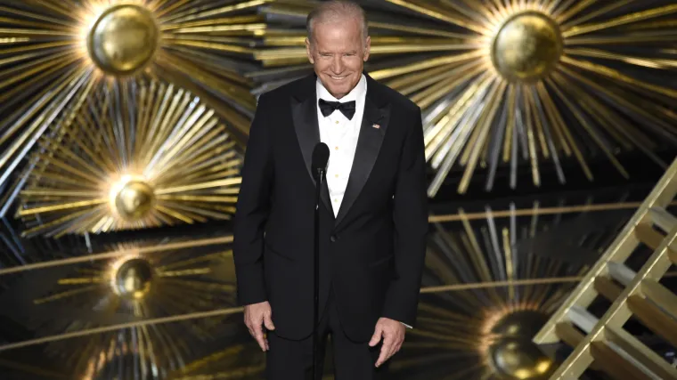 Jo&scaron; jedna žena optužila Bidena: 'Stavio je svoje ruke oko mojeg vrata i povukao me blizu'