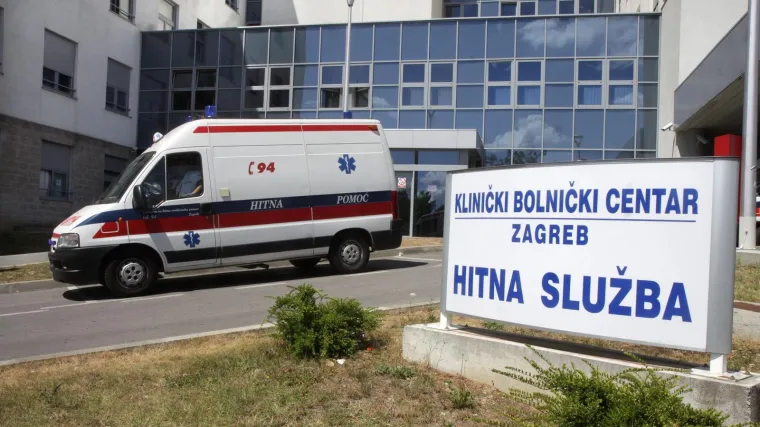 U tijeku operacija, mu&scaron;karac s Bliskog istoka bori se za život