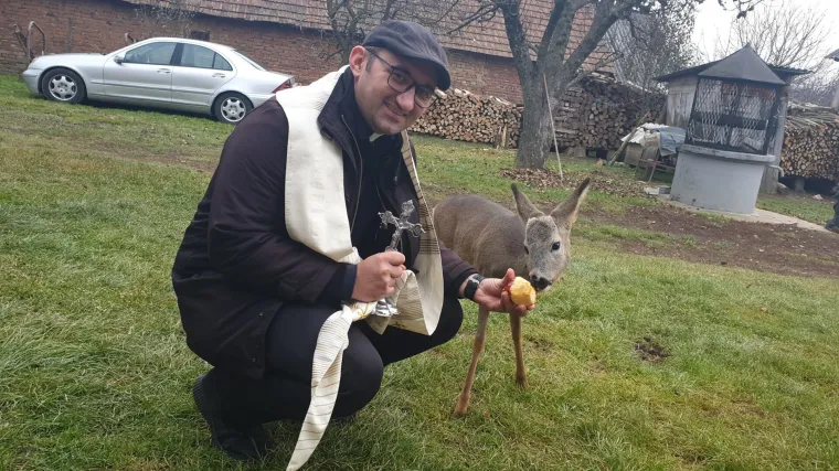 Župnik koji naplaćuje ime uz križ o mladiću koji ga je razotkrio: 'Ateist, majka mu Židovka'