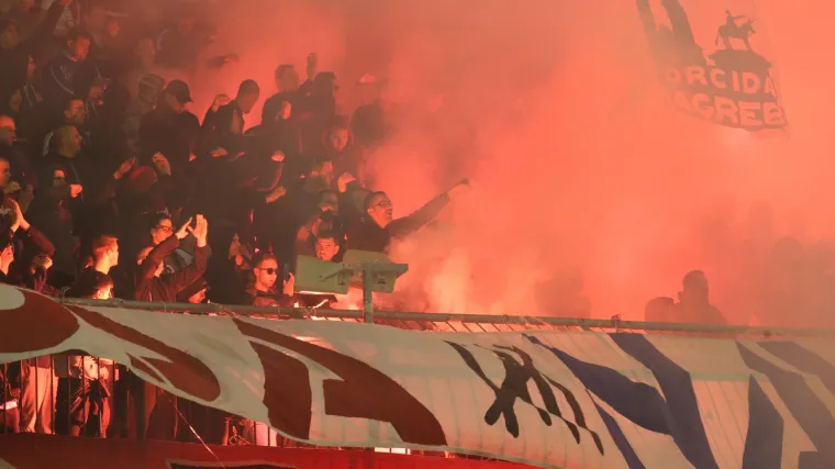 Torcida spektakularnom koreografijom otvorila derbi pa zapalila vlastitu tribinu