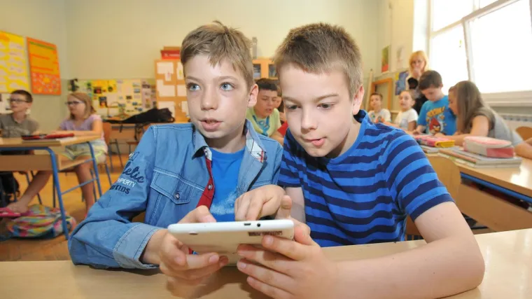 Plan ministrice Divjak: Od jeseni samo jedan tablet na četiri prva&scaron;ića?