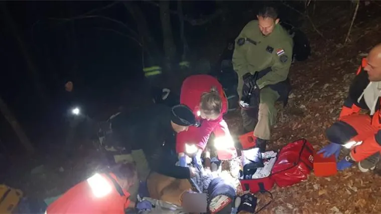 Pronađen i spa&scaron;en te&scaron;ko ozlijeđeni ilegalni migrant, pao je sa stijene