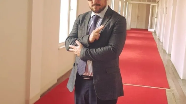 Sunčane naočale na glavi i 'pi&scaron;tolj' na prsima: 'Ja sam Maras. Gordan Maras. 007...'