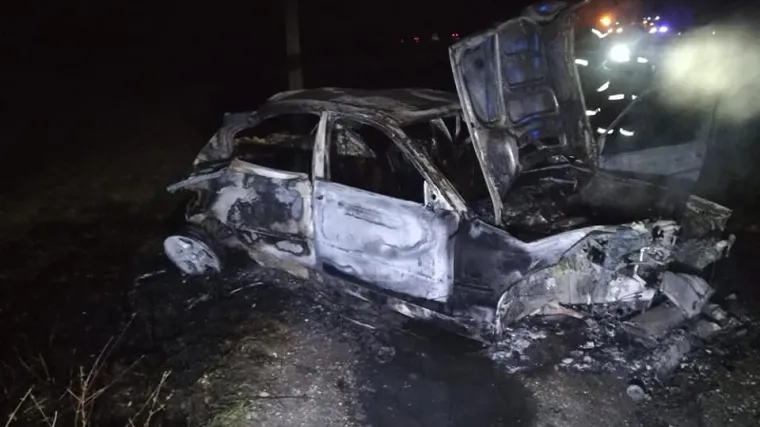 U automobilu su bila dvojica mladića, od siline udarca izletjeli su i poginuli