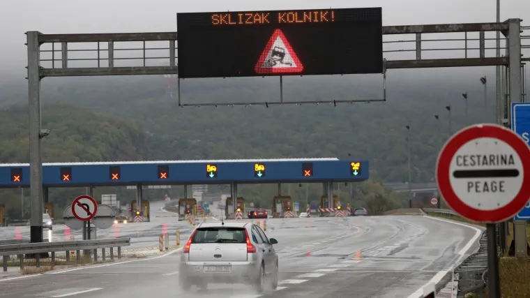 U većini krajeva je suho, jedino su još kolnici mokri i skliski. Bit će i malo kiše...