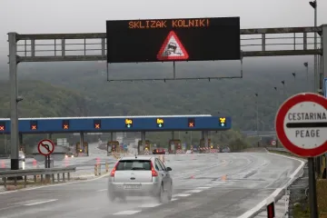 U većini krajeva je suho, jedino su još kolnici mokri i skliski. Bit će i malo kiše...