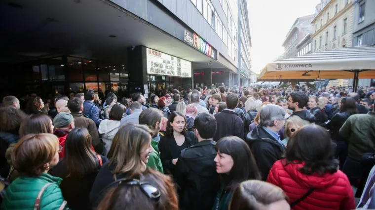Vi&scaron;e od 2000 ljudi u rekordnom roku skupilo se pred Kinom, pogledajte borbu za kulturu