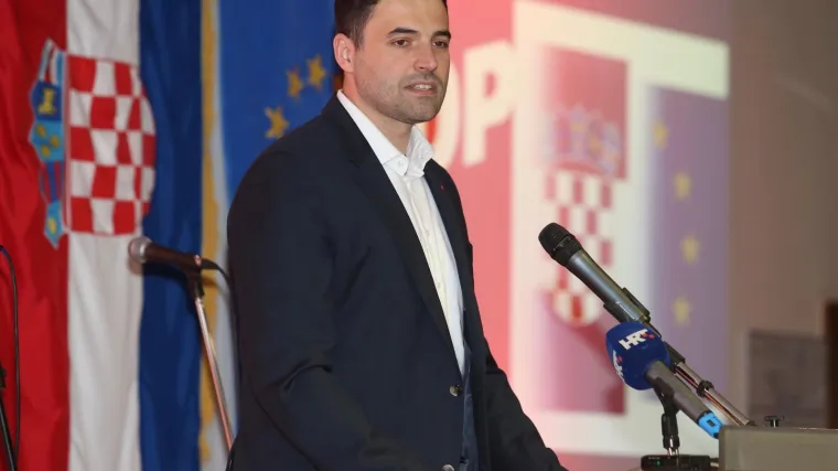 SDP-OVCI NA SKUPU U SPLITU NAPALI VLADU: Bernardić zbog korupcije, a Ostojić zbog odnosa prema migrantima