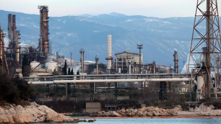 Buknulo je u kanalizaciji, nema ozlijeđenih. Radnici evakuirani