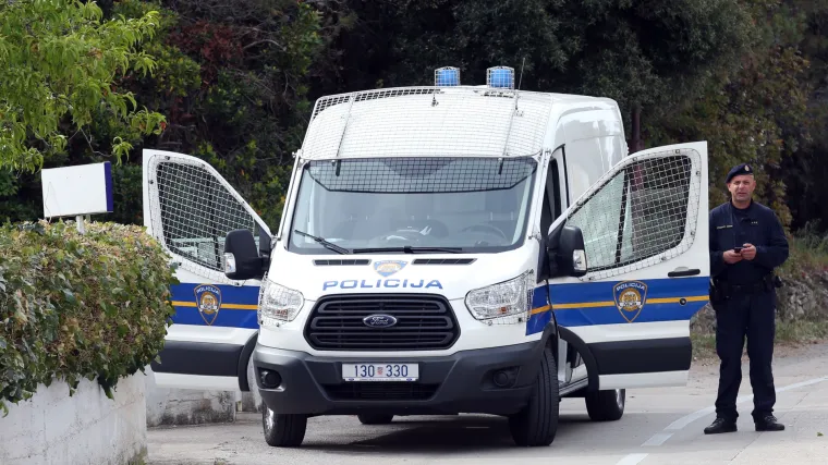 Potukli se 21-godi&scaron;njak i policijski kadeti, jedan s te&scaron;kim ozljedama u bolnici: 'Bilo je dosta krvi na cesti'