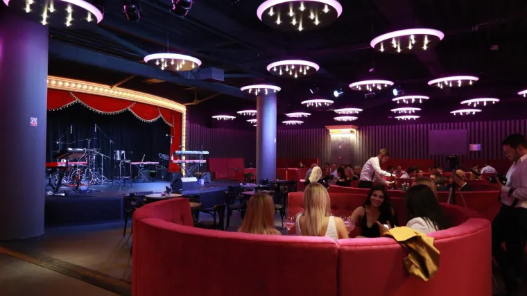 Djevojka uzela svu lovu iz automata, udarila konobaricu, ali onda ju je dočekala go&scaron;ća...