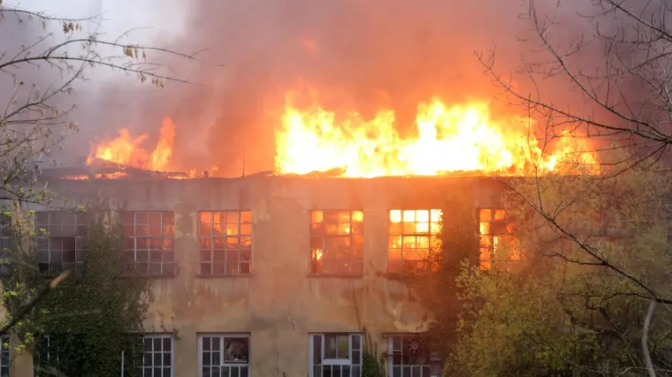 VIDEO Požar u Dugoj Resi i dalje aktivan: Trebao bi biti lokaliziran do jutra, no pod nadzorom je