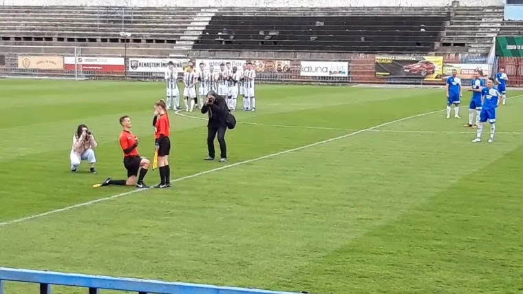 VIDEO Svega smo se nagledali, ali ovo je presedan! Sudac prije utakmice zaprosio kolegicu