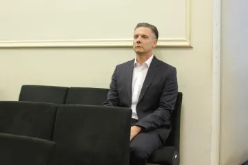 'Lažeš smeće jedno. Dao si mi novac? Lažeš sve, ti si uzeo novac'