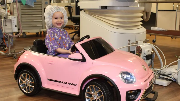 Bolnica nabavila autiće u kojima djeca sama idu u operacijske sale i tako umanjuju stres