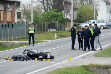 TRAGEDIJA U KUŠTANIMA: 20-godišnji motociklist poginuo u sudaru s kamionom u blizini kuće