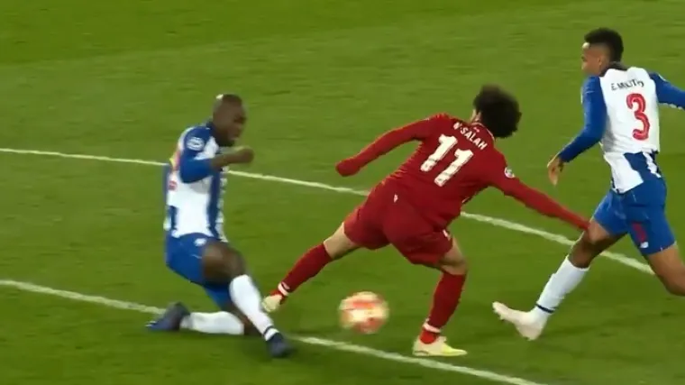 Nevjerojatno je da mu za ovu brutalnost sudac nije dao niti žuti karton