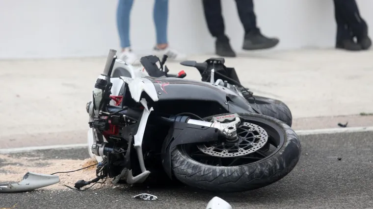 Automobilom naletio na motociklista i usmrtio ga