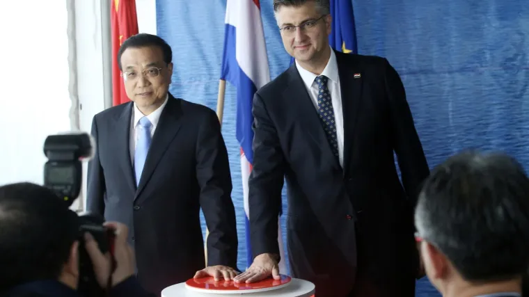 Premijeri na gradili&scaron;tu Pelje&scaron;kog mosta: Pritisnuli 'lažni gumb', najveći pilot spu&scaron;ten u more